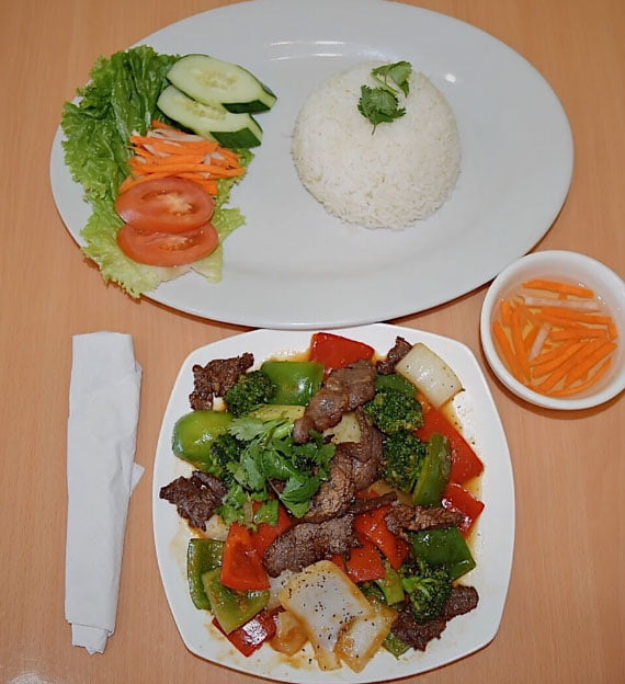 C5. Spicy Beef Sautéed w Broccoli, Bell Pepper, Onion in Lemongrass Sauce on Steamed Rice Dish