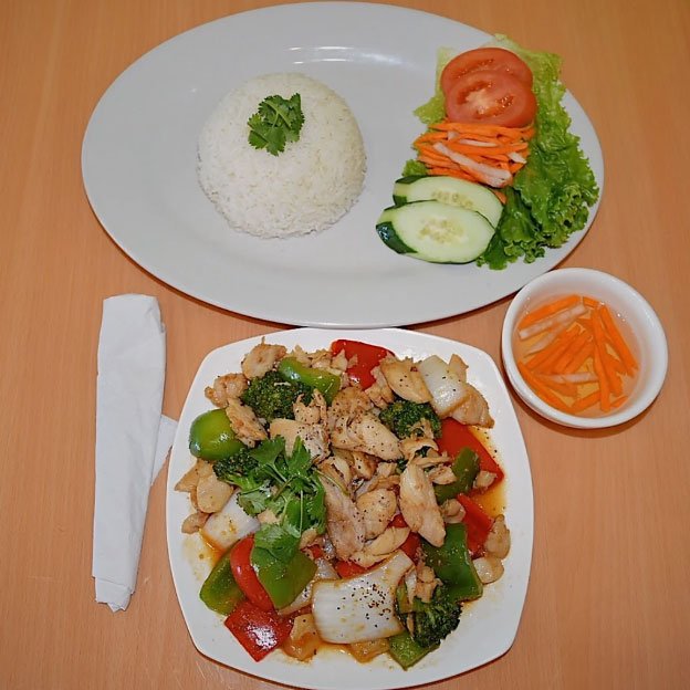 C6. Spicy Chicken Sautéed w Broccoli, Bell Pepper, Onion in Lemongrass Sauce on Steamed Rice Dish