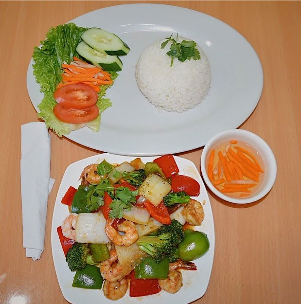 C7. Spicy Shrimp Sauteed w Broccoli, Bell Pepper, Onion in Lemongrass Sauce on Steamed Rice Dish