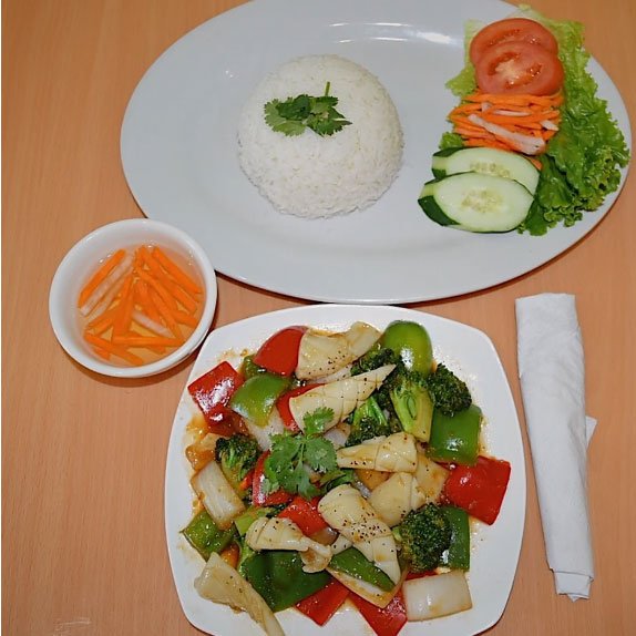 C8. Spicy Squid Sauteed w Broccoli, Bell Pepper, Onion in Lemongrass Sauce on Steamed Rice Dish