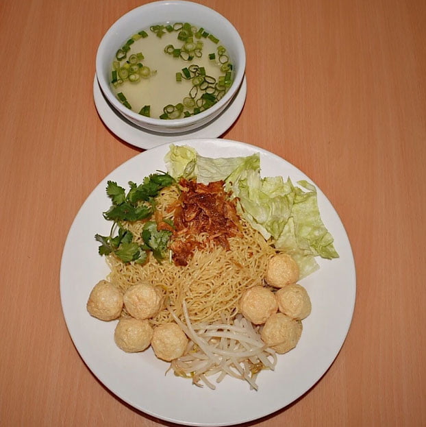 H10. Dried Egg Noodle, Fried Fish Ball w Soup on the Side