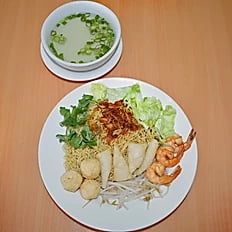 H14. Dried Egg Seafood Noodle – Fried Shrimp, Fried Calamari and Fried Fishball w Soup on the Side