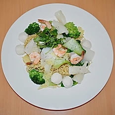 H16. Soft Egg Noodle w Seafood, Shrimp, Calamari, Fish Ball & Mixed Veggies
