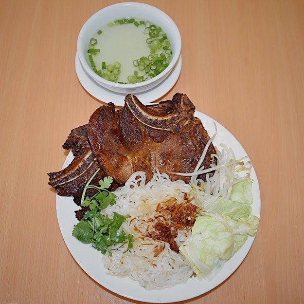 H4. Dried Rice Noodle, Charbroiled Pork Chop w Soup on the Side