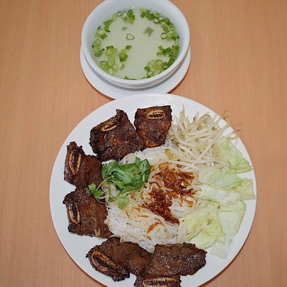 H5. Dried Rice Noodle, Charbroiled Short Rib Beef w Soup on the Side