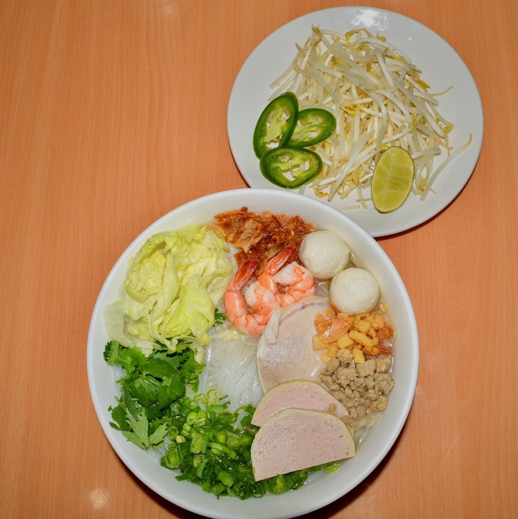 N1. Rice Noodle Soup w Shrimp, Lean Pork, Fish Balls, Vietnamese Ham & Ground Pork