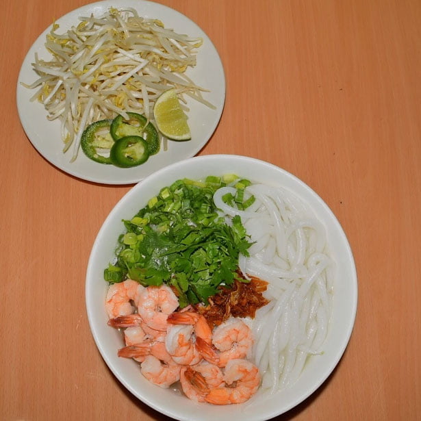 N11. Round Shape Noodle Soup w Shrimp