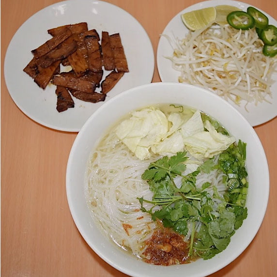 N12. Rice Noodle Soup w Charbroiled Pork