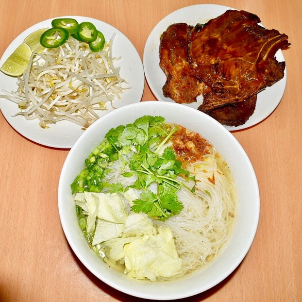 N16. Rice Noodle Soup w Charbroiled Pork Chop
