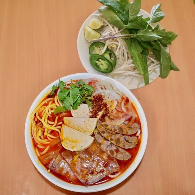 N22. Hot & Spicy Beef Soup Hue Style w Conical Beef, Beef Tendon, Vietnamese Ham over Rice Vermicelli