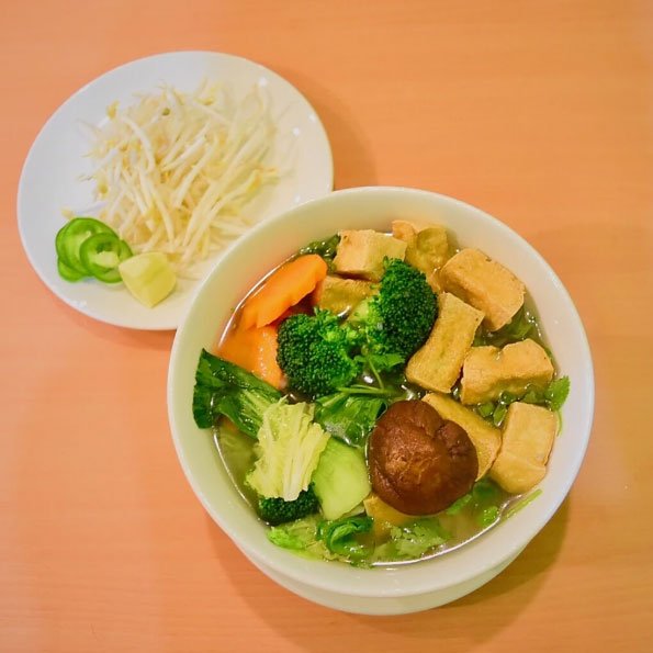 N26. Cali Homemade Vegetable Broth w Vermicelli Noodle, Carrot, Mushroom, Broccoli, Napak Bok Choy, Celery & Fried Tofu