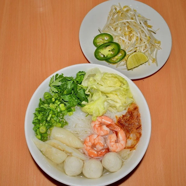 N5. Rice Noodle Soup w Seafood (Shrimp, Calamari, Fishballs)