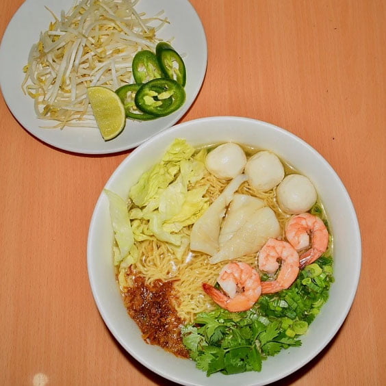N6. Egg Noodle Soup w Seafood (Shrimp, Calamari, Fishballs)