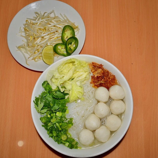 N7. Rice Noodle Soup w Fishballs
