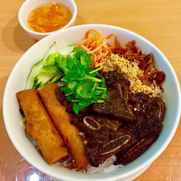 V10. Rice Vermicelli w Fried Spring Rolls & Charbroiled Short Rib Beef