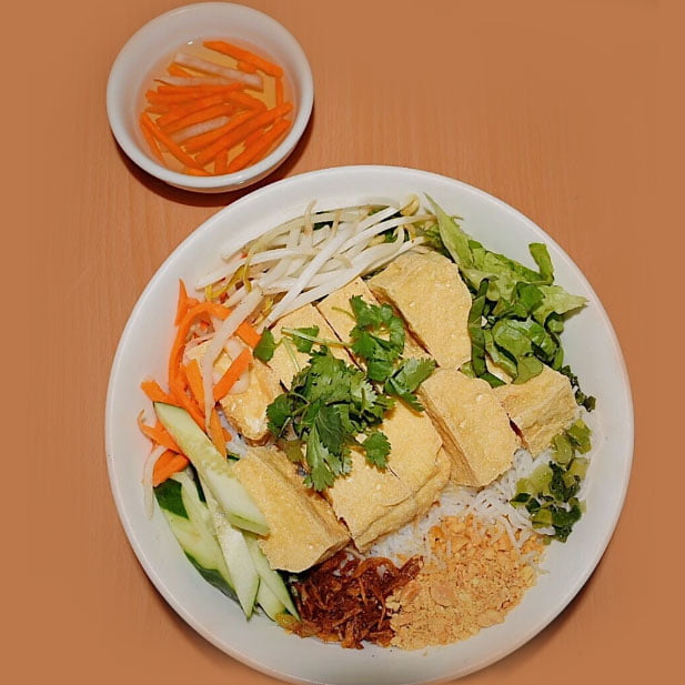 V8. Rice Vermicelli w Fried Tofu & Vegetables with Lemongrass Fried Tofu